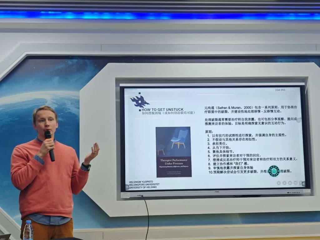 Sami Kivikkokangas teaching DSA in China